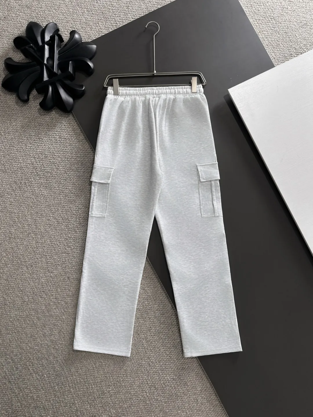 Next day shipment P360 Stone lsland/Stone Island Exclusively launches 25ss autumn and winter new high-quality trousers. Compare real-life details at will. Craftsmanship that ordinary small workshops cannot copy. Top-level ZP development. Unique imported fabric feel. Purely imported German machine production. Precision operation. Ten thousand needle density. A pair of trousers with rich details. You can see the development strength. A full set of new accessories are customized simultaneously. Simple yet elegant. Soft, delicate and comfortable. The upper body is versatile and fashionable. A perfect choice for autumn and winter, a must-have item. Sizes: M to 3XL (please state your height and weight when placing an order)